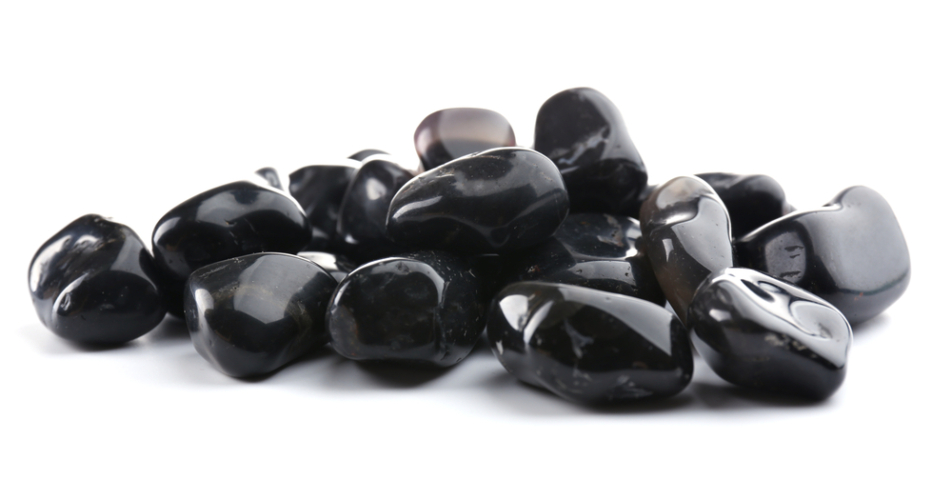 ブラックオニキスは、「意志を強く持ち、地に足をつけた行動で着実に成功」へと導いてくれる石です。
