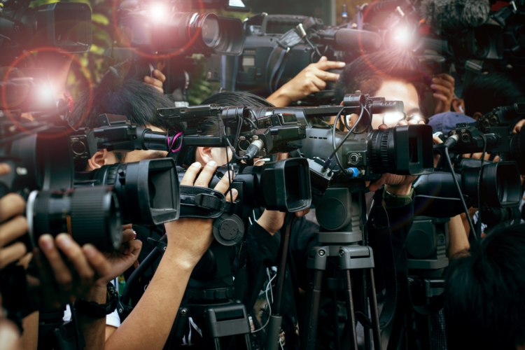 音声と画像からなるテレビニュースの場合は、耳と目の両方をしっかりと使う必要があります。