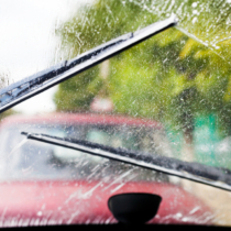 雨の日の運転で考えられる危険