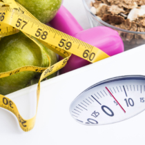 ダイエットに励んでいる人、筋トレを頑張っている人、どちらのタイプにしても自分のコンディションを計るための最も基本的な方法が「体重測定」です