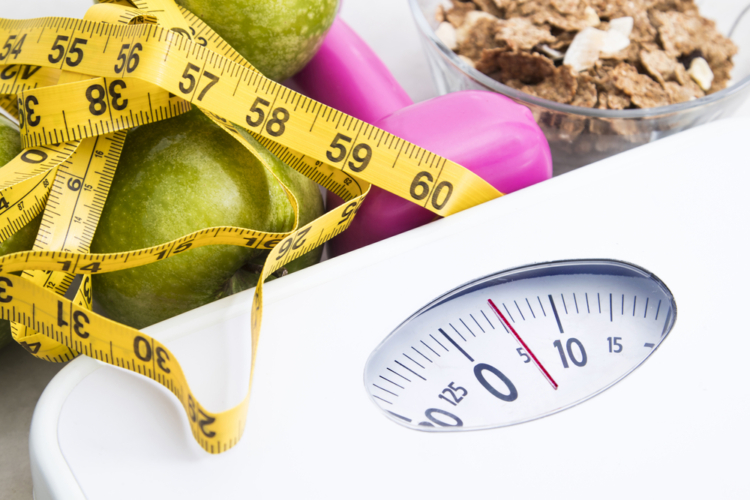 ダイエットに励んでいる人、筋トレを頑張っている人、どちらのタイプにしても自分のコンディションを計るための最も基本的な方法が「体重測定」です
