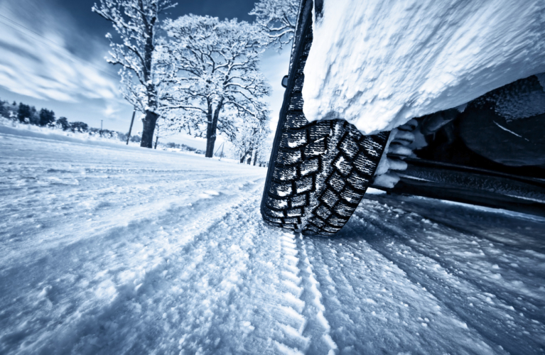 雪道で普通のタイヤはダメ！