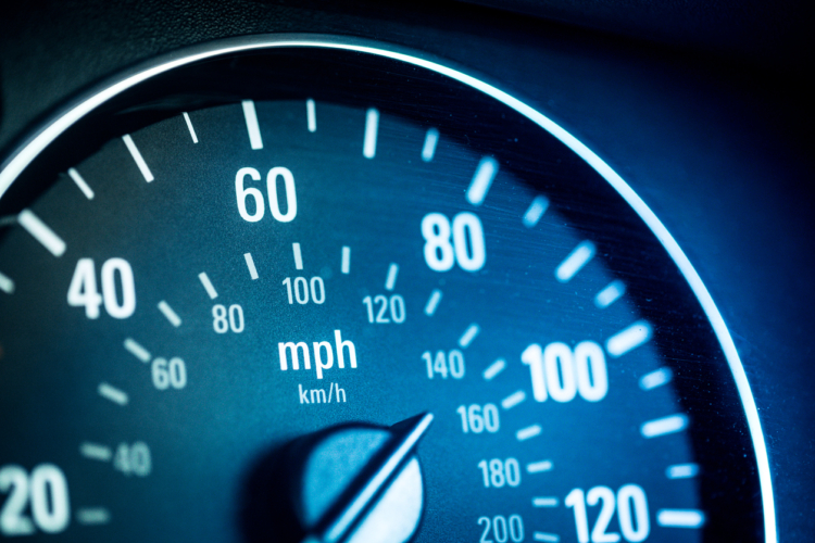 自動車の速度制限について